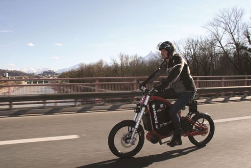 Auf der Salzburger Stadtautobahn sorgen seit kurzem Tempo 80 und
das emissionsfreie eRockit für bessere Luft.