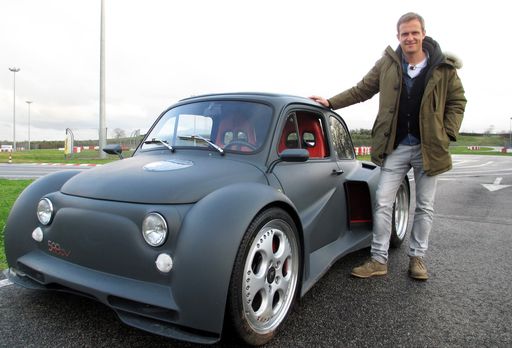 GRIP-Moderator Matthias Malmedie besucht
Extremschrauber Gianfranco. In der Nähe von Rom konstruiert und baut
er extrem getunte Fiat 500. Seine erste Kreation ist ein Fiat 500
mit 280 PS und einem 3,2 Liter Boxermotor eines Porsche 911. Doch es
geht noch extremer: Ein Fiat 500 Lambo-Edition. Die Eckdaten:
Allradantrieb und den 6,2 Liter V12 des Lamborghini Murcielago mit
580 PS im Heck. Das perfekte Auto für ein Beschleunigungsduell gegen
einen Porsche GT3. Kann Matthias im kleinen Italiener die
Traktionswaffe von Porsche tatsächlich besiegen?