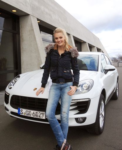 Vorschau Bild von Im GRIP-Härtetest nimmt Testfahrerin Miriam Höller
den Porsche V6 Biturbo mit 340 PS ran
