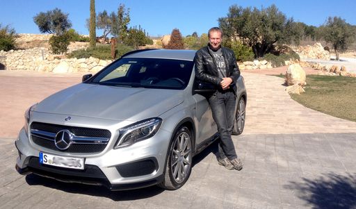 Vorschau Bild von Rallye-Ass Niki Schelle jagt den Mercedes GLA 45
AMG mit seinem Vierzylinder-Turbo mit 360 PS um die Ecken.