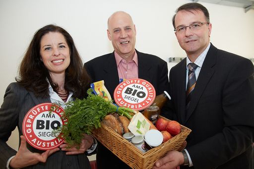 http://www.apa-fotoservice.at/galerie/5212 Im Bild
v.l.n.r.: Barbara Köcher-Schulz, Bio-Marketingmanagerin der AMA,
Michael Blass, Geschäftsführer der AMA-Marketing und Martin Greßl,
Leiter des AMA-Qualitätsmanagements