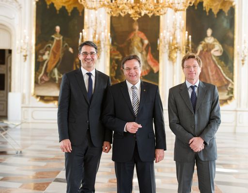 Im Bild v.l.n.r.: LH Kompatscher, LH Platter und
LHStv Olivi treffen sich in Innsbruck zur ersten EVTZ-Sitzung unter
Tiroler Präsidentschaft.