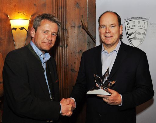  Sichtlich stolz nahm Fürst Albert II (re.) am
vergangenen Sonntag den Best of the Alps-Award von Markus Tschoner,
Präsident von "Best of the Alps" und Geschäftsführer der
Olympiaregion Seefeld, entgegen.