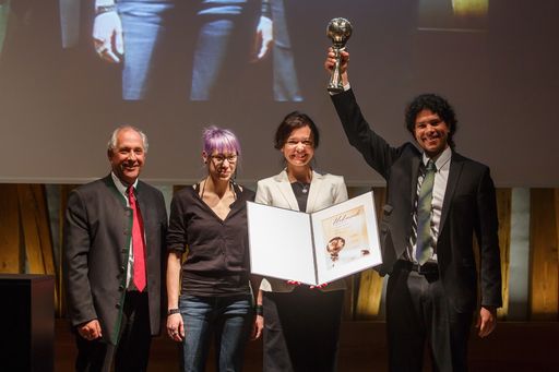 Energy Globe Verleihung in Wien im Kuppelsaal der
TU Wien. Im Bild von li. nach re.: Energy Globe Gründer Ing.
Wolfgang Neumann, in der Mitte das Team von ab & cd innovations,
ganz re. GF DI Dr. Amitava Kundu