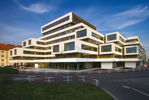 QUBIX 4 PRAHA: Behutsam wurden bestehende Formen
und Strukturen adaptiert, das Erscheinungsbild des Gebäudes wurde
gewahrt.