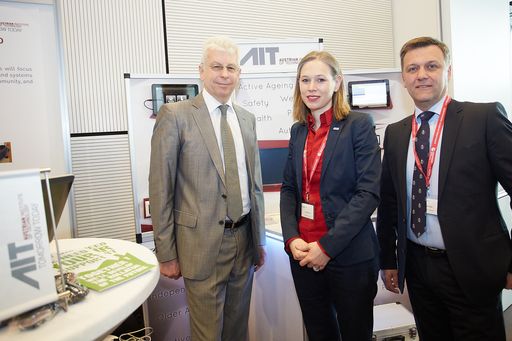  http://www.apa-fotoservice.at/galerie/5263 Im Bild
v.l.n.r.: Klaus Pseiner, Geschäftsführer der Österreichischen
Forschungsförderungsgesellschaft FFG, Michaela Fritz, Präsidentin
Verband AAL Austria, Head of AIT Health & Environment und Robert
Körbler, Generaldirektor Philips Austria, Geschäftsführer Philips
Healthcare.