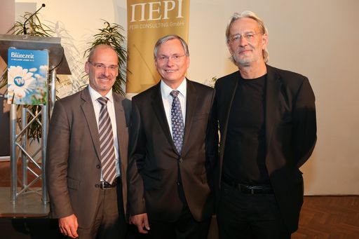  Im Bild v.l.n.r.: Mag. Hanns Kratzer,
Geschäftsführer der PERI Consulting GmbH / Alois Stöger,
Bundesminister für Gesundheit / Robert Riedl, Geschäftsführer der
Welldone Werbung und PR GmbH