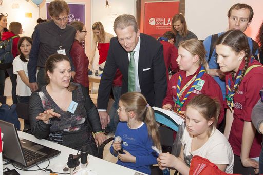  Wissenschafts- und Forschungsminister Reinhold
Mitterlehner zu Besuch bei einer der zahlreichen
naturwissenschaftlichen Mitmachstationen in der Aula der
Wissenschaft