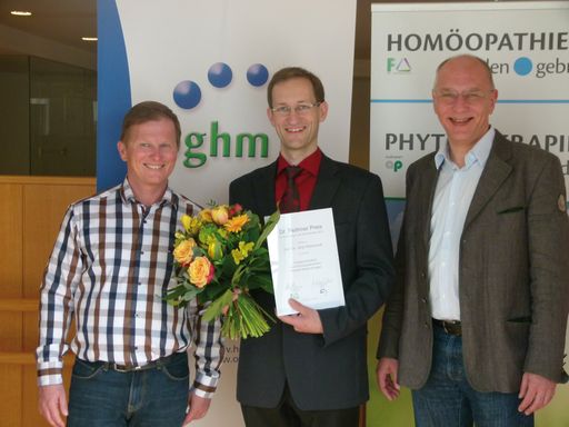 Im Bild v.li.n.re.: Dr. Michael Hajek, Vorstand der
ÖGHM; Dr. Jörg Hildebrandt, Preisträger des Dr. Peithner Preises
2013; Mag. Martin Peithner, MBA, Geschäftsführer der Dr. Peithner
KG.
