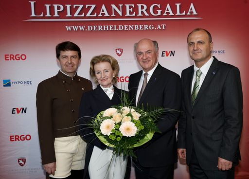  Oberbereiter Andreas Hausberger, Dkfm. Elisabeth
Gürtler - Direktorin der Spanischen Hofreitschule, Landeshauptmann
Dr. Erwin Pröll und Bürgermeister Ing. Peter Steinbach bei der
Pressekonferenz zur Lipizzanergala am 28. Juni 2014 am Heldenberg.