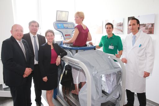 Im Bild v.l.n.r.: Obmann der
Pensionsversicherungsanstalt, Manfred Felix; Generaldirektor der
VAMED AG, Dr. Ernst Wastler; Amtsführende Stadträtin für Gesundheit
und Soziales, Mag.a. Sonja Wehsely; Patientin; Therapeut; Ärztlicher
Leiter, Prim. Dr. Maximilian Schmidt
