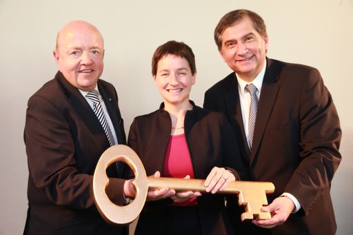 Vorschau Bild von Im Bild v.l.n.r.: Obmann der
Pensionsversicherungsanstalt, Manfred Felix; Amtsführende Stadträtin
für Gesundheit und Soziales, Mag.a. Sonja Wehsely; Generaldirektor
der VAMED AG, Dr. Ernst Wastler