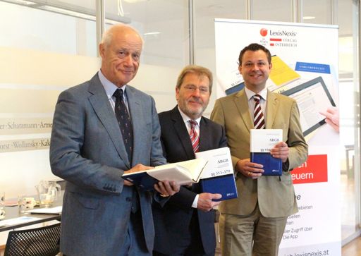 Im Bild v.l.n.r.: em. o. Univ.-Prof. Dr. Attila
Fenyves, Univ.-Prof. i.R. Dr. Ferdinand Kerschner, Univ.-Prof. Dr.
Andreas Vonkilch