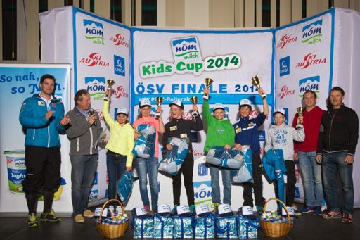 Vorschau Bild von Siegerehrung beim Finale des nöm Kids Cup. Im Bild
v.li. n. re.: Johannes Kröll (ÖSV Athlet), Gert Ehn (ÖSV
Nachwuchsreferent), Angelina Zhbanova (TIROL), Kathrin Stock
(SALZBURG), Louisa Leidl (NIEDERÖSTERREICH), Ralph Seidler
(STEIERMARK), Matteo Fleischmann (NIEDERÖSTERREICH), Benjamin
Rindler (KÄRNTEN), Armin Pichler (NÖM) und Rupert Kriebernegg (ÖSV
Trainer).