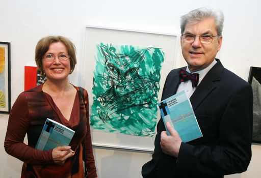  http://www.apa-fotoservice.at/galerie/5226 Im Bild
v.l.n.r.: Maria Winterleitner (Obfrau des Vereins Tierhilfe Kos) und
Otto Hans Ressler (Auktionator)