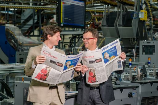  Geschäftsführer Mag. (FH) Maximilian Dasch und
Chefredakteur Manfred Perterer halten das erste Musterexemplar in
Händen.
