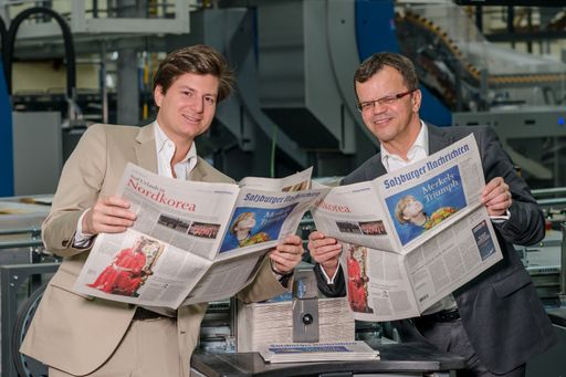 Vorschau Bild von Mag. (FH) Maximilian Dasch und Chefredakteur
Manfred Perterer halten das erste Musterexemplar in Händen.