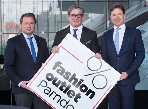 Vorschau Bild von Thomas Reichenauer (ROS Retail Outlet Shopping),
Franz A. Kollitsch (APM Holding) und Erwin Krause (BETHA Zwerenz &
Krause) mit dem Logo des "Fashion Outlet Parndorf", (v.l.n.r.)