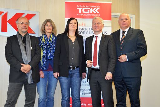  Die TGKK baut die psychotherapeutische Versorgung
für Kinder und Jugendliche in Tirol aus und zwar in Zusammenarbeit
mit der Gesellschaft für psychotherapeutische Versorgung Tirol
(G.V.T.). Dies betonten (von li.): Psychiater Prim. Harald Meller ,
Veronika Schneider (G.V.T.), Caroline Gorfer (klinische
Psychologin), TGKK-Direktor Arno Melitopulos und TGKK-Obmann Werner
Salzburger.
