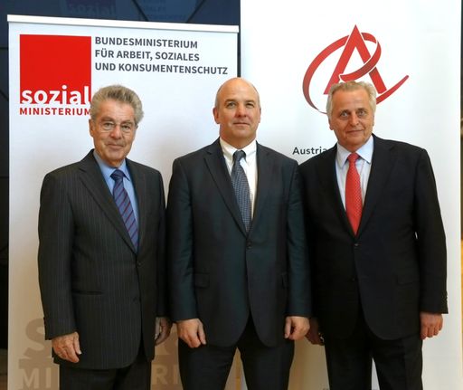 Die Tagung des Europarats und des österreichischen
Sozialministeriums wurde von Bundespräsident Heinz Fischer, dem
Menschenrechtskommissar des Europarats Nils Muiznieks und
Sozialminister Rudolf Hundstorfer eröffnet.