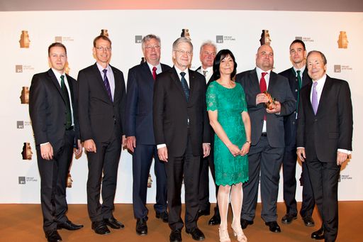 Platz 1: BOKU Wien Im Bild v.l.n.r.: Georg Bauthen,
Stv. des Vorsitzenden B&C Privatstiftung; Wolfgang Hofer,
Vorstandsmitglied B&C Privatstiftung; Reingard Grabherr und ihr Team
von der BOKU Wien; Erich Hampel, Vorstandsvorsitzender B&C
Privatstiftung.