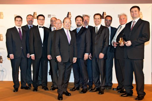 Vorschau Bild von Platz 2: Österreichische Akademie der
Wissenschaften Bildtitel: v.l.n.r. Erich Hampel,
Vorstandsvorsitzender B&C Privatstiftung; Georg Bauthen, Stv. des
Vorsitzenden B&C Privatstiftung; Wolfgang Hofer, Vorstandsmitglied
B&C Privatstiftung und Thomas Bergauer von der ÖAW und sein Team.