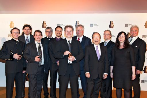 Vorschau Bild von Platz 3: Montanuniversität Leoben Bildtitel:
v.l.n.r. Dieter Gruber und sein Projektteam von der
Montanuniversität Leoben; Georg Bauthen, Stv. des Vorsitzenden B&C
Privatstiftung; Erich Hampel, Vorstandsvorsitzender B&C
Privatstiftung; Wolfgang Hofer, Vorstandsmitglied B&C Privatstiftung