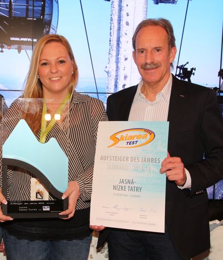 Vorschau Bild von Silvia Artzová von Jasná - Nízke Tatry nahm den
Award für den Aufsteiger des Jahres 2014 der Slowakei von Rico
Wehrli von Sponsor CWA entgegen.