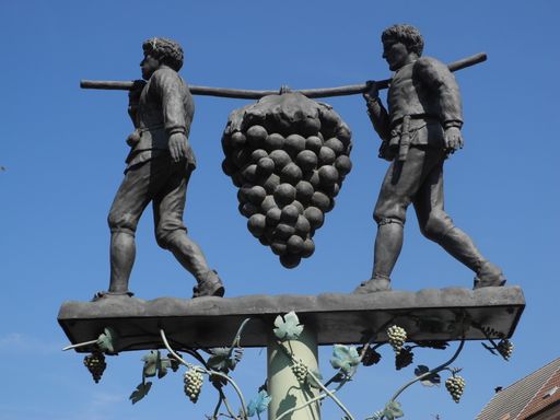  Mit einem großen Fest wird die WEIN + TRAUBEN
Welt am Ostermontag, 21. April 2014 ab 14 Uhr in Poysdorf eröffnet.
Weinfreaks, Kulturliebhaber und Ausflugsgäste, Familien und Kinder:
sie alle können am Eröffnungstag mit einem unterhaltsamen und
abwechslungsreichen Festprogramm die Schau rund um Traube, Rebe und
Wein erstmals genießen.