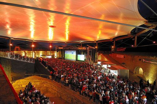  Als sprichwörtlicher Spielverderber sorgt die
Zeitverschiebung zwischen Südamerika und Europa in diesem Jahr
dafür, dass es auf der Festung Kufstein kein Public Viewing zur
Fußballweltmeisterschaft in Brasilien geben wird.