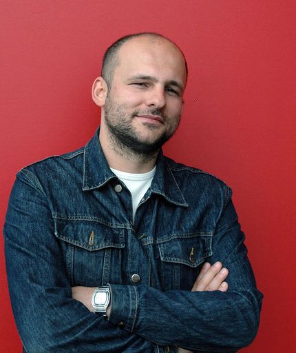 Vorschau Bild von Für die 2. künstlerische Intervention im Rahmen der ART
GATE-Reihe zieht der Künstler Marko Lulic eine rote Lichtlinie im
19. Stock des Tech Gate Vienna.