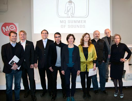 Im Bild v.l.n.r.: Klaus Pokorny, Pressesprecher
Leopold Museum; Michael Duscher, Leitung Marketing & Kommunikation,
MuseumsQuartier Wien; Christian Strasser, Direktor MuseumsQuartier
Wien; Nicolaus Schafhausen, Direktor Kunsthalle Wien; Elisabeth
Menasse-Wiesbauer, ZOOM Kindermuseum; Andrea Kleibel, Vizerektorin
für Außenbeziehungen, mdw - Universität für Musik und darstellende
Kunst Wien; Stephan Rabl, Direktor DSCHUNGEL WIEN Theaterhaus für
junges Publikum; Dietmar Steiner, Direktor Architekturzentrum Wien;
Karola Kraus, Direktorin mumok - museum moderner kunst stiftung
ludwig wien