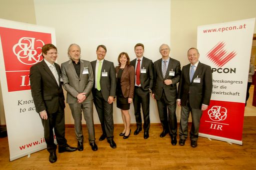  IIR Geschäftsleiterin Frau Kirschner mit der
Diskussionsrunde. Im Bild v.l.n.r.: Szelgrad, Sinowatz, Marterbauer,
Kirschner, Elkuch, Hofbauer, Brauner
