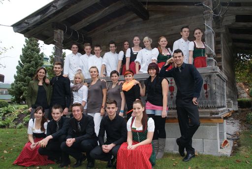  35 Lehrlingen in 6 Lehrberufen lernen im
Alpenresort Schwarz neben fachspezifischem Wissen und allgemeine
Werte. Mit fundiertem Dienstleistungsverständnis und tragen sie
maßgeblich zum Erfolg des Alpenresort bei.