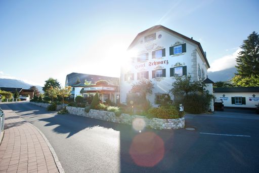 Vorschau Bild von Im März 2014 wurde das Alpenresort Schwarz im
Rahmen des ÖGZ Sterne Awards unter anderem mit dem Sonderpreis
"Glücksbringer - für großartige Lehrlingsausbildung" ausgezeichnet.
