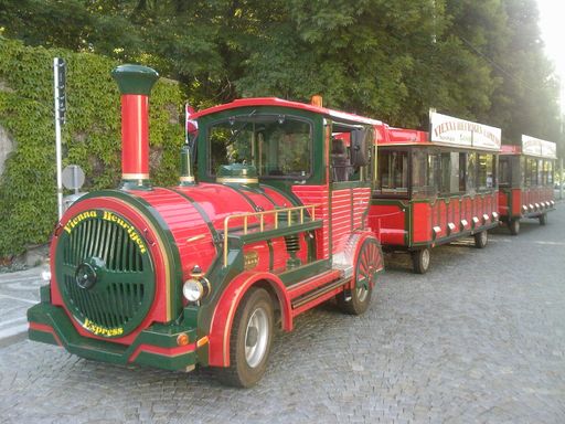  Der Vienna Heurigen Express bringt unabhängig
von Schienen, die Fahrgäste in das größte und schönste Weinbaugebiet
innerhalb Wiens.