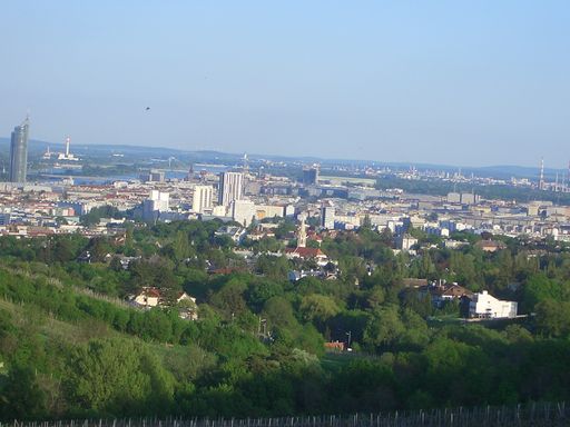 Vorschau Bild von Von der Abfahrtsstelle in der Zahnradbahnstraße
8 bei der Endstation der Straßenbahnlinie D in Nußdorf führt der
Vienna Heurigen Express durch ein typisches, idyllisches Stück Wien
über den Beethoven Park, durch malerische Weinbauorte bis hinauf auf
den Kahlenberg.