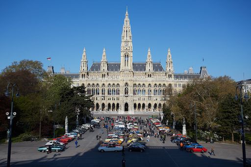 Vorschau Bild von http://www.apa-fotoservice.at/galerie/5188 Blick
auf den Wiener Rathausplatz am Gründonnerstag 2014: erstmals seit 45
Jahren ist der Platz ausnahmsweise wieder "beparkt". Die
viergeschossige Rathausparkgarage beherbergt täglich 580 Autos -
viermal so viele, wie an der Oberfläche parken könnten. Der darüber
liegende Rathausplatz ist einer der größten Veranstaltungsplätze
Österreichs geworden.