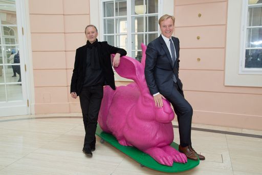 http://www.apa-fotoservice.at/galerie/5318/ Im Bild
v.l.n.r.: Ottmar Hörl, Konzeptkünstler und Bildhauer; Dr. Klaus
Albrecht Schröder, Albertina-Direktor