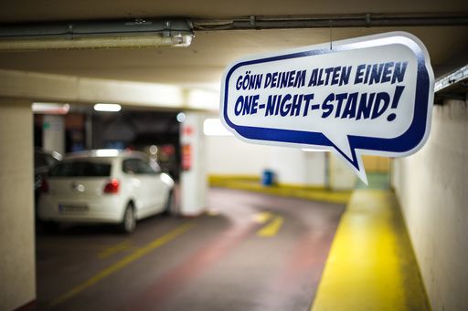  Riesensprechblasen schweben von der Parkhausdecke