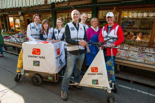  Nachhaltig mobil am Wiener Naschmarkt. Pro
E-Trikke-Tour werden bis zu 80 Kilogramm einwandfreie und gesunde
Lebensmittel eingesammelt und auf kürzestem Weg zur nächstgelegenen
Sozialeinrichtung transportiert.
