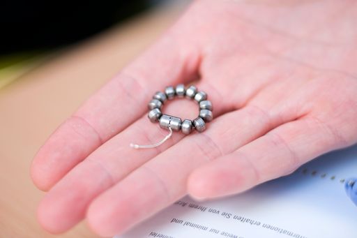 Der Magnetring besteht aus feinen Titan-Perlen.