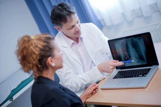 Vorschau Bild von Primarius Univ.-Prof. Dr. Johannes Zacherl zeigt
seiner Patientin den Magnetring am Röntgenbild.