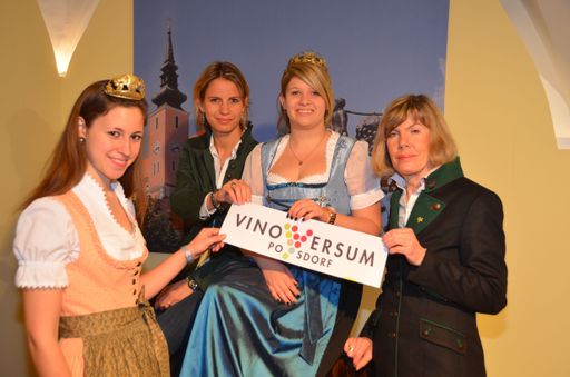 Vorschau Bild von Die WEIN + TRAUBEN Welt hat geöffnet. Am Bild:
Bgm. Gertrude Riegelhofer, Vino Versum GF Andrea Schodl, MA, mit
Veltlinerland Weinkönigin Bettina Gmeinböck und ihrer
Stellvertreterin Sarah Rieder.