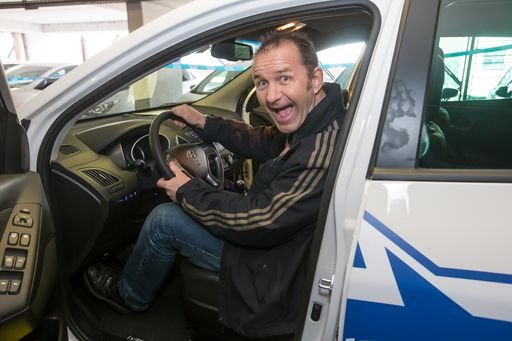 Vorschau Bild von Große Freude bei Autotester Christian aus Wien im
Hyundai-Cockpit.