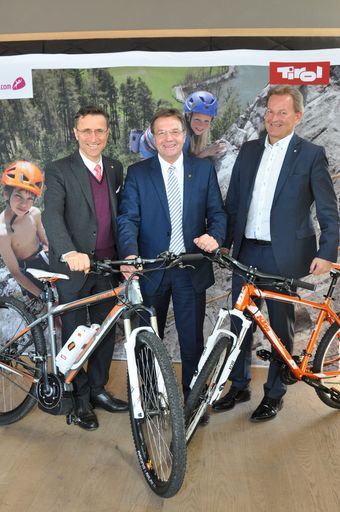  Josef Margreiter (Geschäftsführer Tirol
Werbung), Landeshauptmann Günther Platter und Harald Ultsch (WK
Spartenobmann für Tourismus und Freizeitwirtschaft der
Wirtschafskammer Tirol) präsentierten die Winterbilanz und boten 
zugleich einen Ausblick auf die kommendeSommersaison.