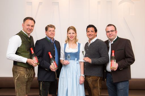  http://www.apa-fotoservice.at/galerie/5316 Im Bild
v.l.n.r.: Gerhard Schilling (Geschäftsführer Almdudler), Claus
Hofmann-Credner (Marketingleitung Almdudler), Sophie Kattus (Junior
Brand Managerin, Kattus Vertriebs GmbH), Philipp Gattermayer
(Geschäftsführer Kattus Vertriebs GmbH) und Andreas Ruhland (Kattus)