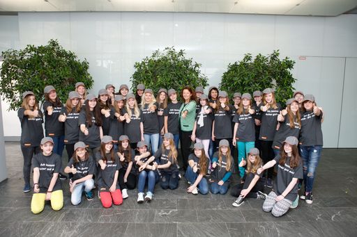 ASFINAG-Geschäftsführerin Gabriele Lutter im Kreise
der Mädchen, die in Wien die ASFINAG im Rahmen des Girls Day
besuchen.