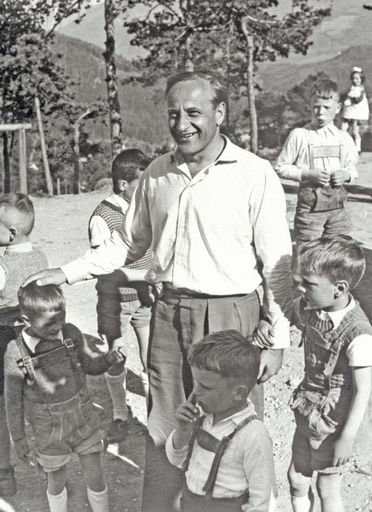 SOS-Kinderdorf-Gründer Hermann Gmeiner mit Kindern
im ersten SOS-Kinderdorf der Welt in Imst in Tirol. Am 25.4.1949
wurde der Verein in Innsbruck offiziell gegründet und mit den
Bauarbeiten in Imst begonnen. Heute ist SOS-Kinderdorf weltweit
tätig und spannt einen humanitären Bogen über 133 Länder, quer über
alle Religionen, Kulturen und Gesellschaften hinweg