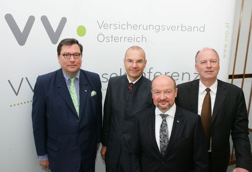  http://www.apa-fotoservice.at/galerie/5292 Im Bild
v.l.n.r.: Dr. Louis Norman-Audenhove (Generalsekretär des
österreichischen Versicherungsverbandes VVO), Dr. Wolfram Littich
(VVO-Vizepräsident und Vorstandsvorsitzender der Allianz Gruppe in
Österreich), Mag. Leopold Löschl (Leiter des
Cybercrime-Competence-Center des Bundeskriminalamtes) und Dr.Othmar
Thann (Direktor des Kuratorium für Verkehrssicherheit KFV)